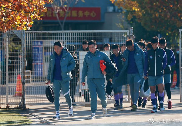 法甲德甲多队关注伊东纯也 尼斯处于领跑位置法国媒体TeamFootball报道，多支法国和德国球队有意引进兰斯的30岁进攻型中场伊东纯也。